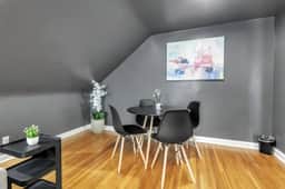 *Central location*Clean*Parking* - Image 4