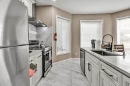 *Riverview*Walk to Falls*Newly Renovated*1st floor - Image 5