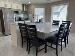 *Riverview*Walk to Falls*Newly Renovated*1st floor - Image 3