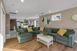 *Riverview*Walk to Falls*Newly Renovated*6 BDRMS* - Image 2