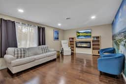 Private Sauna, Five King Beds, Parking - Image 2
