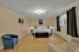 Private Sauna, Five King Beds, Parking - Image 4