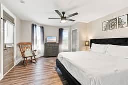 Beautifully Remodeled 4BR Home Near Niagara Falls! - Image 4