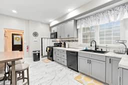 Beautifully Remodeled 5BR Home Near Niagara Falls! - Image 4