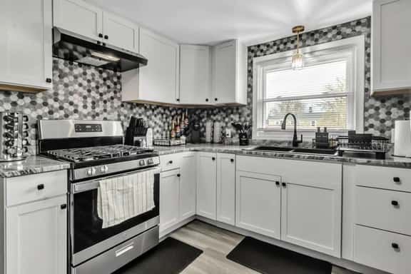 *Central location*Clean*Parking* - Image 1
