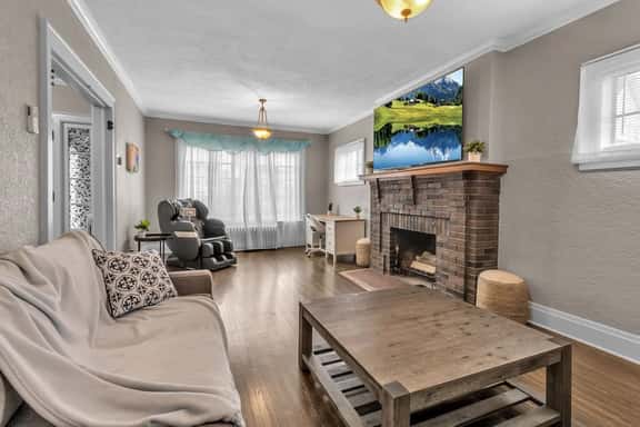 *New*Close to Falls*Beautiful*Spacious*Parking*A/C - Image 1