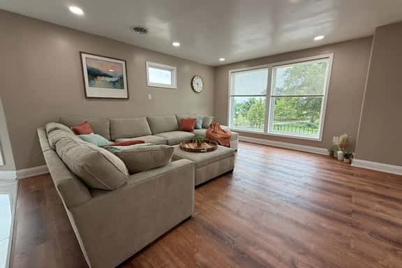 *Riverview*Walk to Falls*2 BR Renovated*2nd floor - Image 1