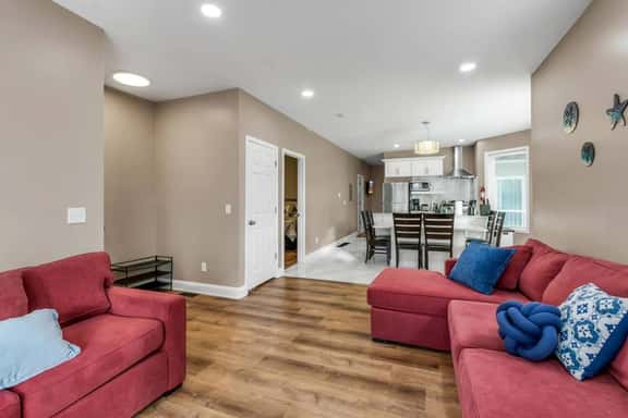 *Riverview*Walk to Falls*Newly Renovated*1st floor - Image 1
