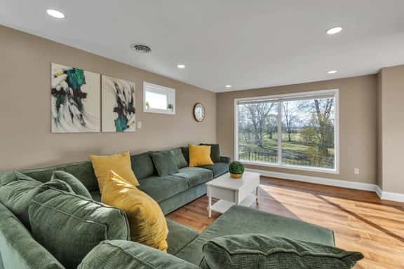 *Riverview*Walk to Falls*Newly Renovated*2nd floor - Image 1