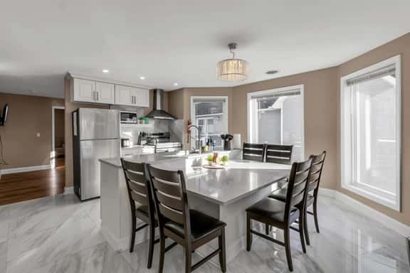 *Riverview*Walk to Falls*Newly Renovated*6 BDRMS* - Image 1