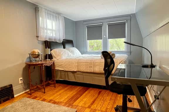 ♥3 bdrm Niagara Falls Home ♥ A/C♥ Hot Tub♥ Parking - Image 1