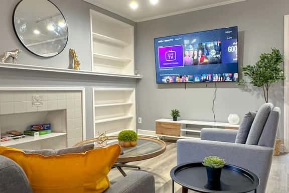 3500sf, Arcade, 6bdrm,  2 kitchen, 3baths, Parking - Image 1