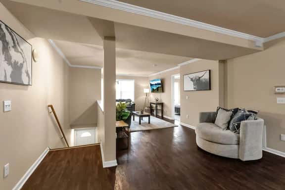 Spacious 3 bed/3 bath apartment near airport/UB - Image 1