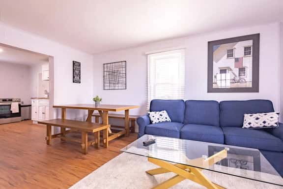 Spacious 4BR 2 Bath Apartment near Niagara Falls - Image 1
