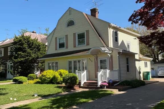 Spacious 4BR Near Niagara Falls | Great Location - Image 1
