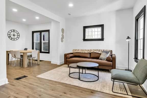 Stylish 4BR Home | Mins to Falls & All Attractions - Image 1