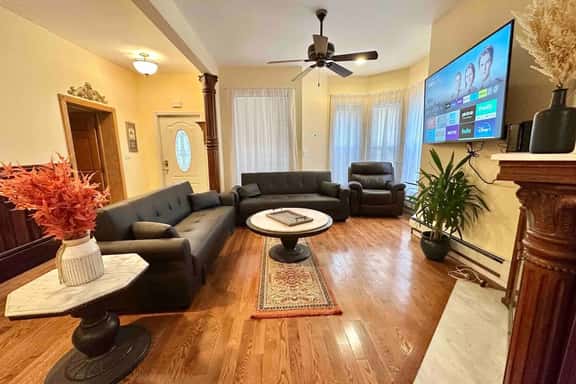 Very Spacious 4 Bedroom & 4 baths Niagara Falls - Image 1