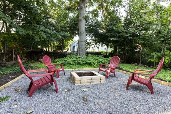 Updated 4BR Near Niagara Falls | Smart Value Stay - Image 1