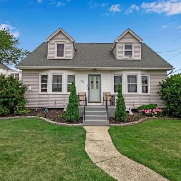 *Central location*Clean*Parking*2BDRM*A/C - Image 1