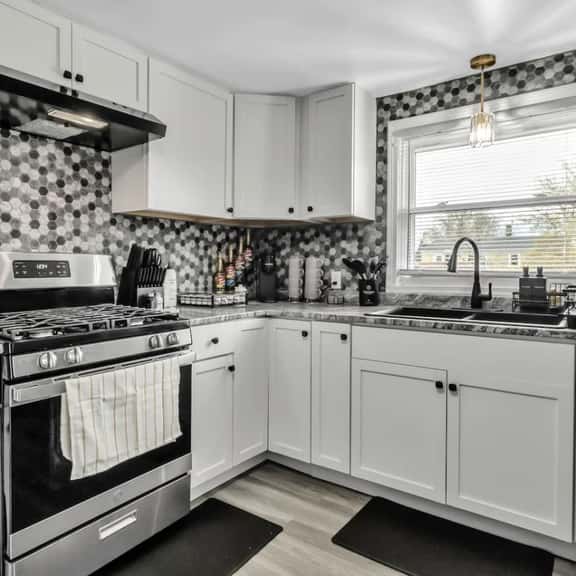 *Central location*Clean*Parking* - Image 1