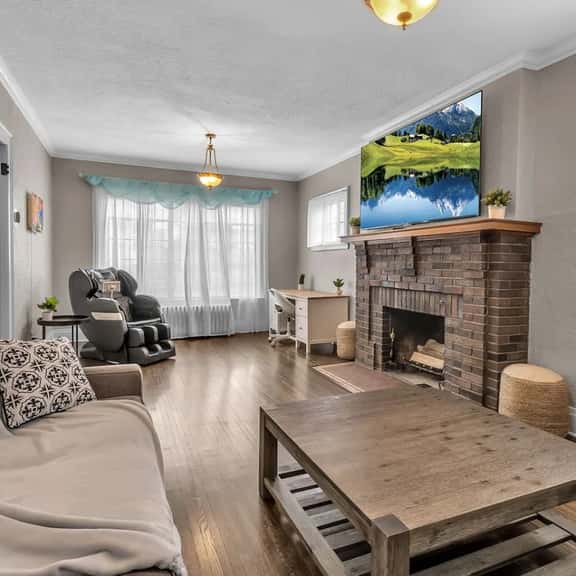 *New*Close to Falls*Beautiful*Spacious*Parking*A/C - Image 1