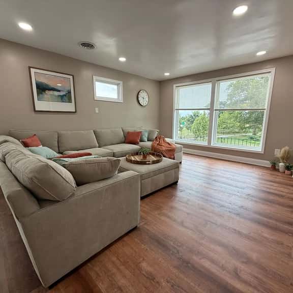 *Riverview*Walk to Falls*2 BR Renovated*2nd floor - Image 1