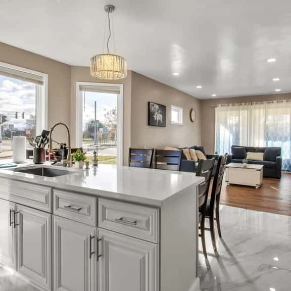 *Riverview*Walk to Falls*2BDRM*Renovated*1st floor - Image 1