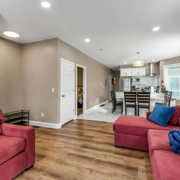 *Riverview*Walk to Falls*Newly Renovated*1st floor - Image 1