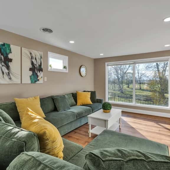*Riverview*Walk to Falls*Newly Renovated*2nd floor - Image 1
