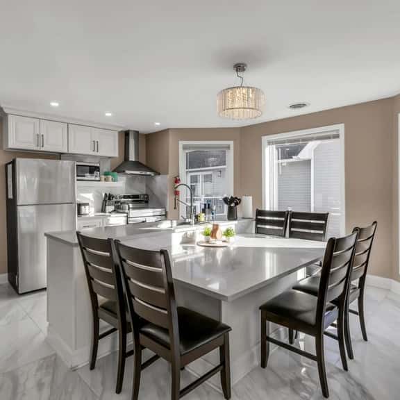*Riverview*Walk to Falls*Newly Renovated*6 BDRMS* - Image 1