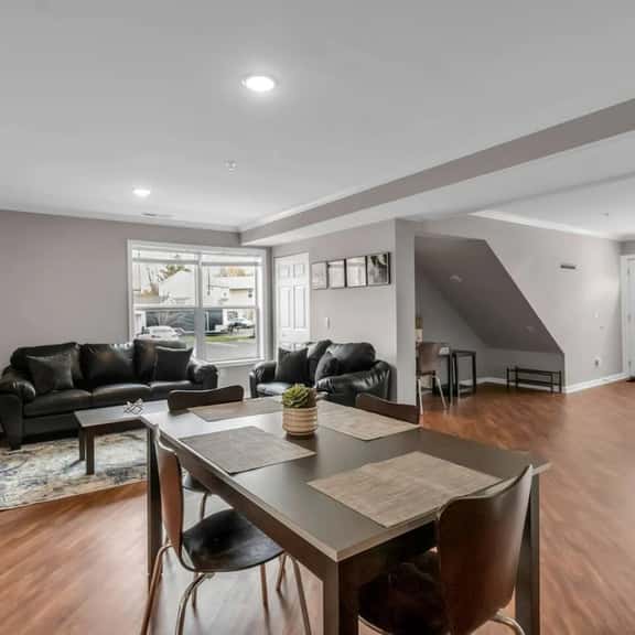 Modern 3 Bedroom, 3 Bath First-Floor Stay - Image 1