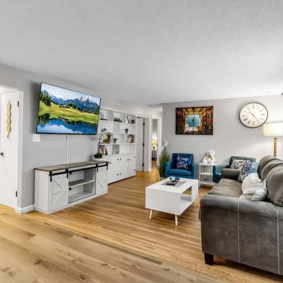 New*Clean*3BDRM*Centrally Located*Free Parking*A/C - Image 1