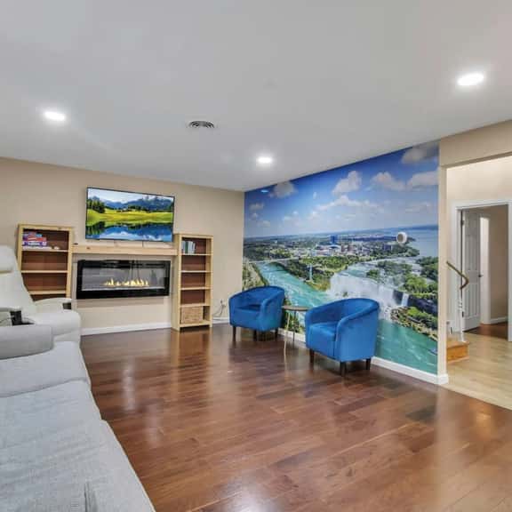 Private Sauna, Five King Beds, Parking - Image 1