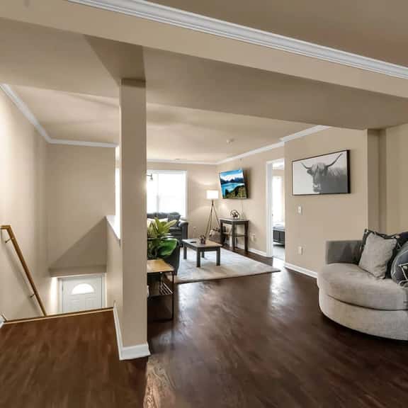 Spacious 3 bed/3 bath apartment near airport/UB - Image 1