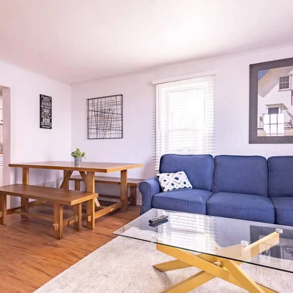Spacious 4BR 2 Bath Apartment near Niagara Falls - Image 1