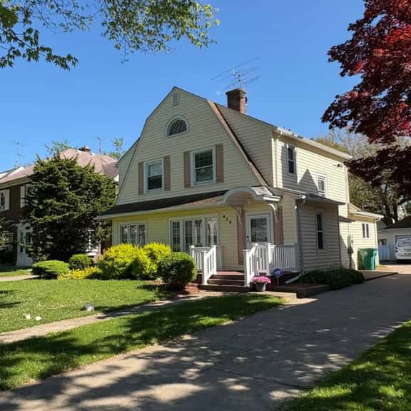 Spacious 4BR Near Niagara Falls | Great Location - Image 1