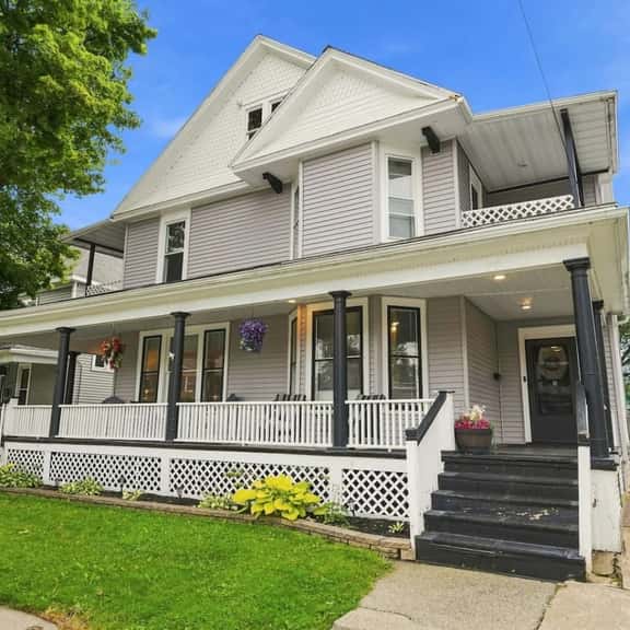 Beautifully Remodeled 4BR Home Near Niagara Falls! - Image 1