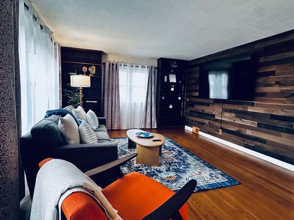 *Central location*Clean*Parking*2BDRM*A/C - Image 2