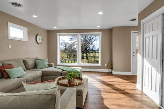 *Riverview*Walk to Falls*2 BR Renovated*2nd floor - Image 5