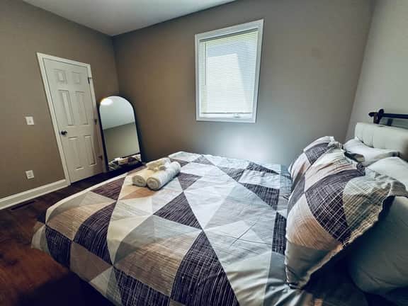 *Riverview*Walk to Falls*2BDRM*Renovated*1st floor - Image 5