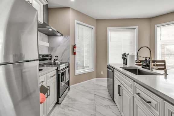 *Riverview*Walk to Falls*Newly Renovated*1st floor - Image 5