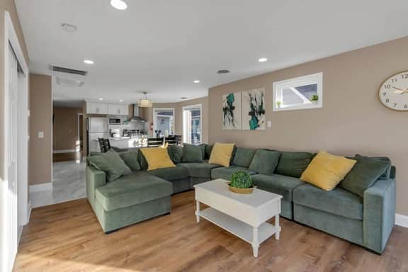 *Riverview*Walk to Falls*Newly Renovated*2nd floor - Image 3