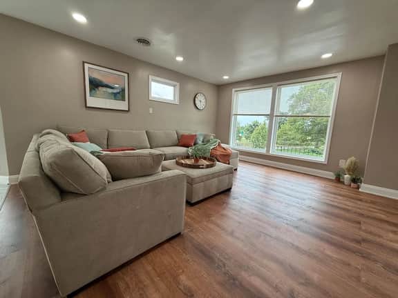 *Riverview*Walk to Falls*Newly Renovated*4 BDRMS* - Image 5