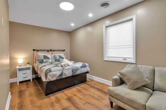 *Riverview*Walk to Falls*Newly Renovated*6 BDRMS* - Image 3