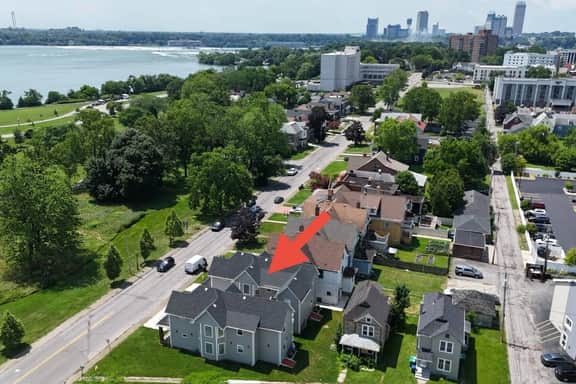 *Riverview*Walk to Falls*Newly Renovated*6 BDRMS* - Image 4