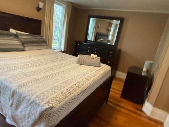 ♥3 bdrm Niagara Falls Home ♥ A/C♥ Hot Tub♥ Parking - Image 3
