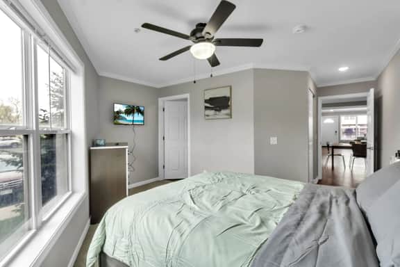 Modern 3 Bedroom, 3 Bath First-Floor Stay - Image 5