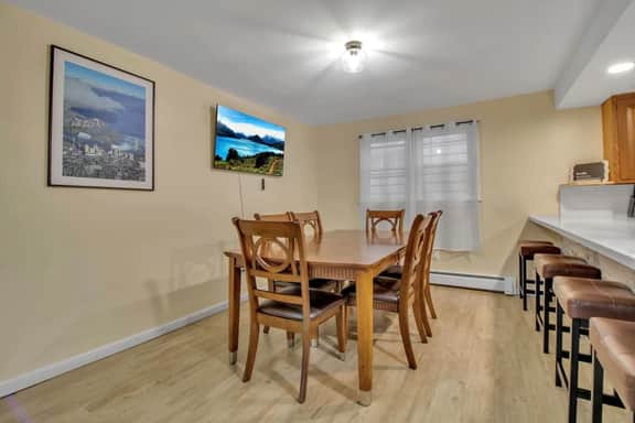 Private Sauna, Five King Beds, Parking - Image 3