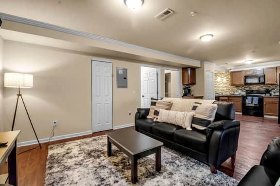Spacious 3 bed/3 bath  Apartment No stairs - Image 3