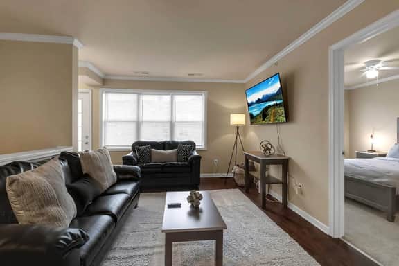 Spacious 3 bed/3 bath apartment near airport/UB - Image 4